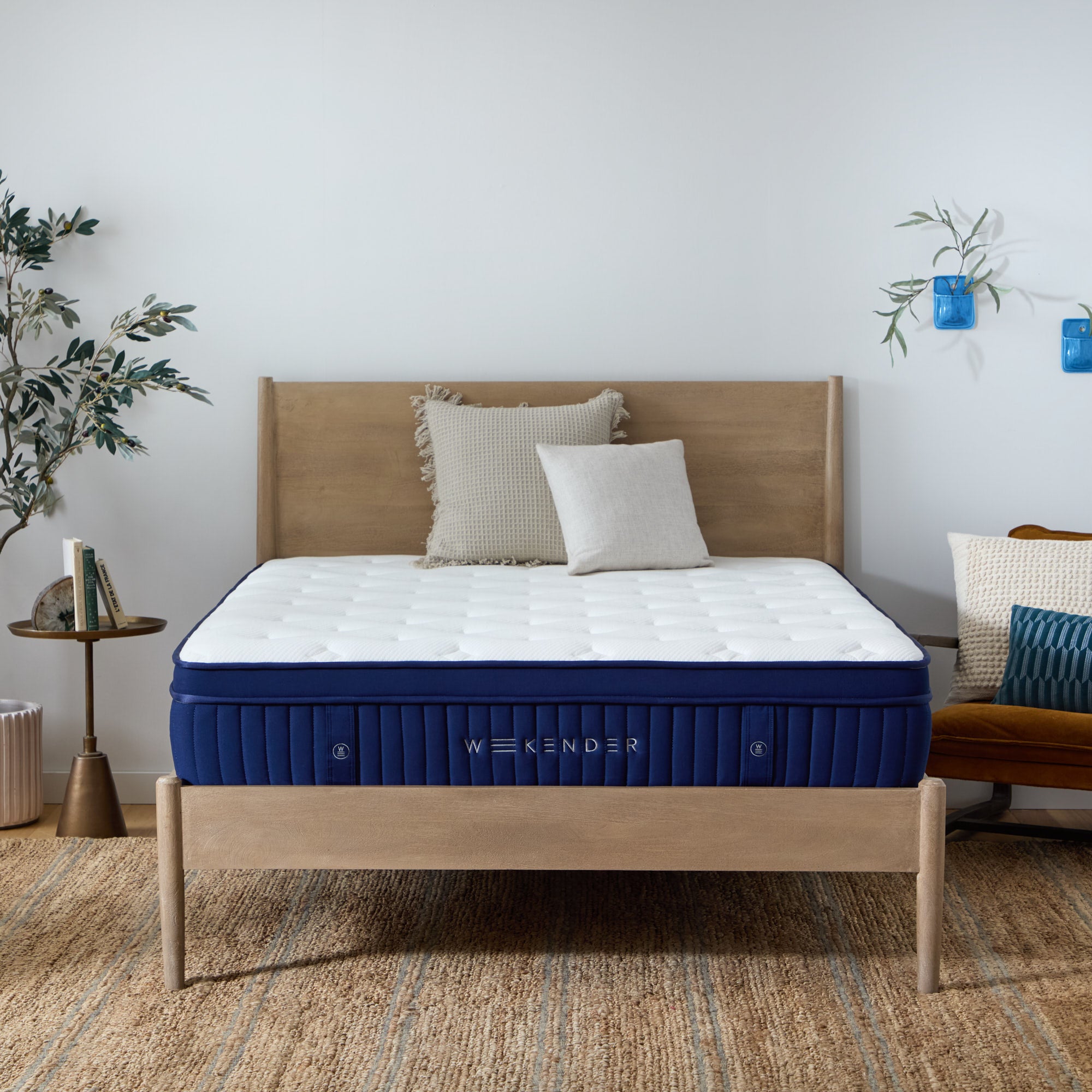 Weekender Medium Plush 13-Inch Euro Top Hybrid Mattress