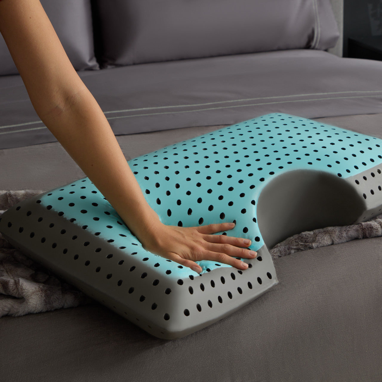 Shoulder CarbonCool™ LT + Omniphase® Pillow by Malouf