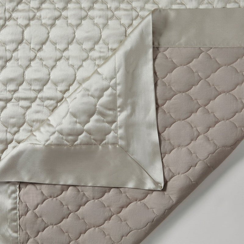 High Shine Satin Quilt HiEnd Accents